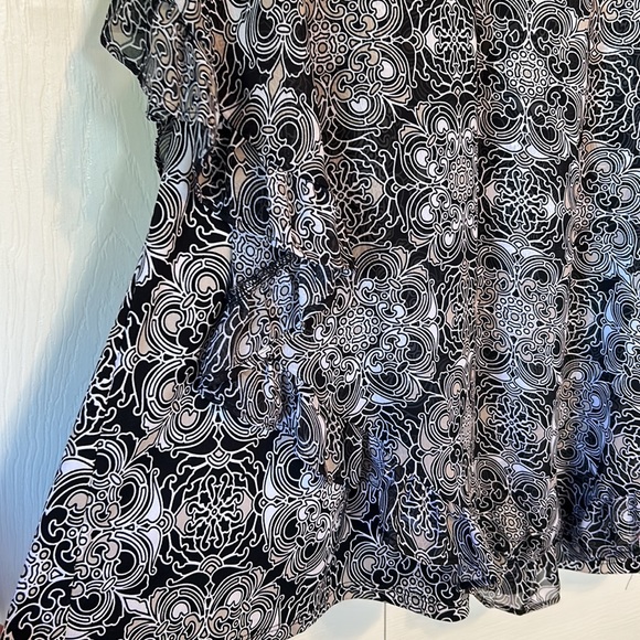 Black geometric blouse - Picture 3 of 5